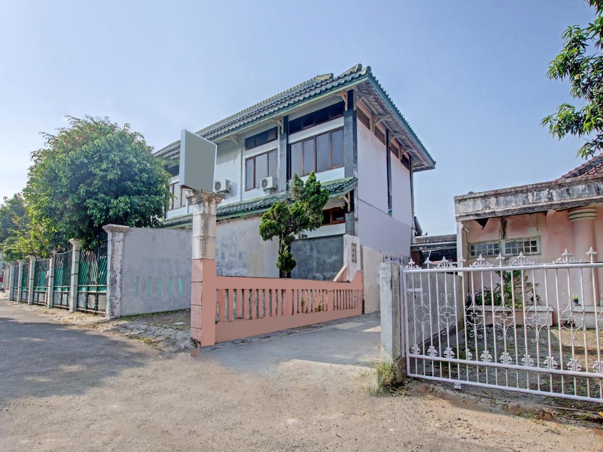Oyo 91490 Hotel Rumah Kita Cirebon Exteriör bild